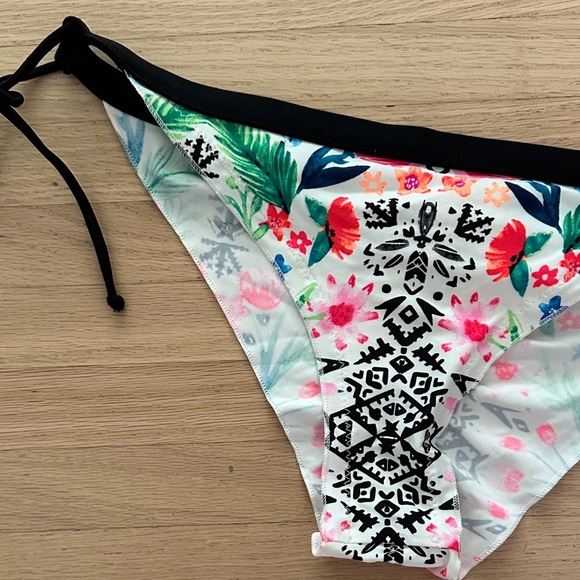 Body Glove tanga floral bikini bottoms with tie-up sides and ruching - L - Picture 2 of 7